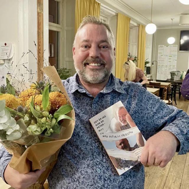 Igår hade vi det stora nöjet att vara värdar för firandet av Peter Solstedts bok ”Det är jag som är Peter-Mitt liv med bipolär sjukdom”. Peter är medlem på Fountain House och valde att ha sin fest för boken på en plats som betyder mycket för honom. 

Tack Peter! Boken finns att köpa överallt där böcker säljs den 15/11! 📖